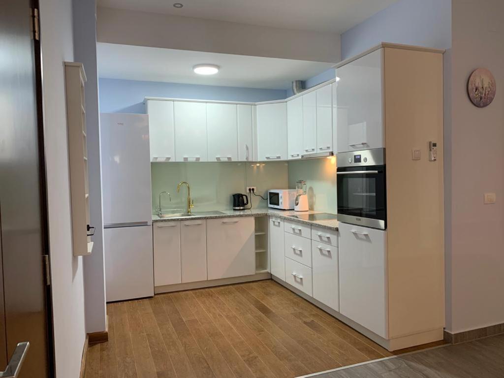 Lux Apartments Pinctada Добра вода Екстериор снимка